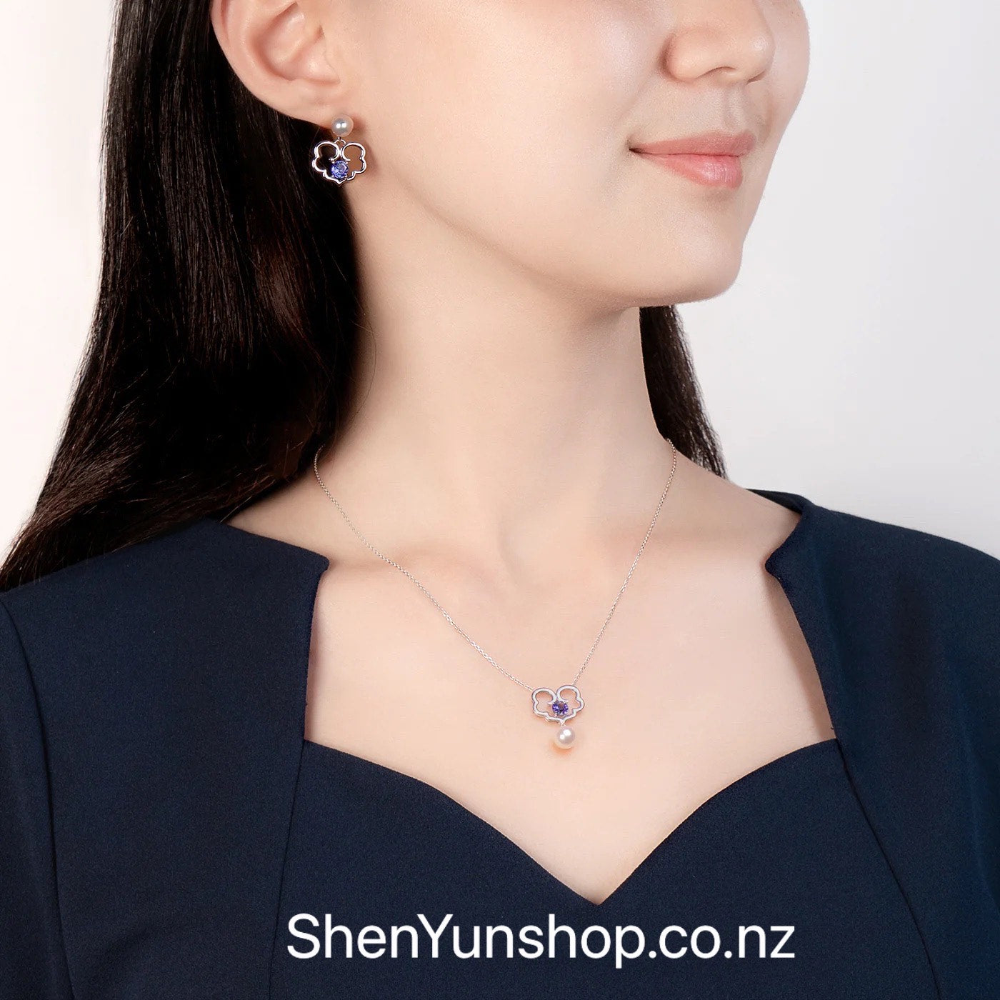 The Timeless Blessings Necklace 18kt White Gold with Tanzanite