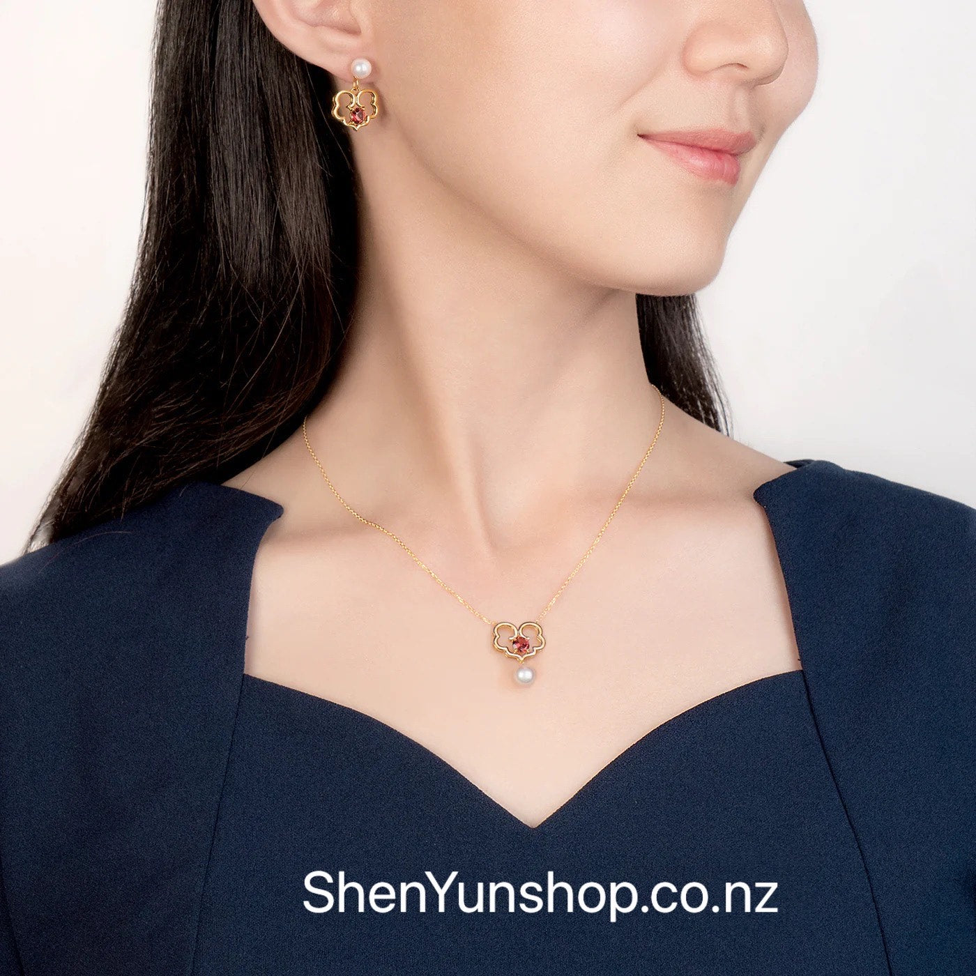 The Timeless Blessings Earrings 18kt Yellow Gold with Spessartite Garnet